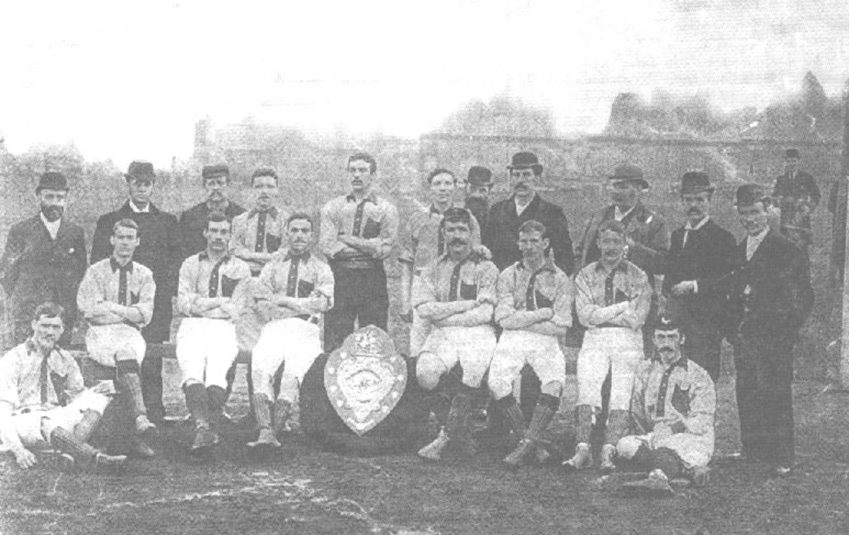 Đội hình Small Heath FC khoe cúp Hạng Nhì sau mùa giải 1892/93 thành công.