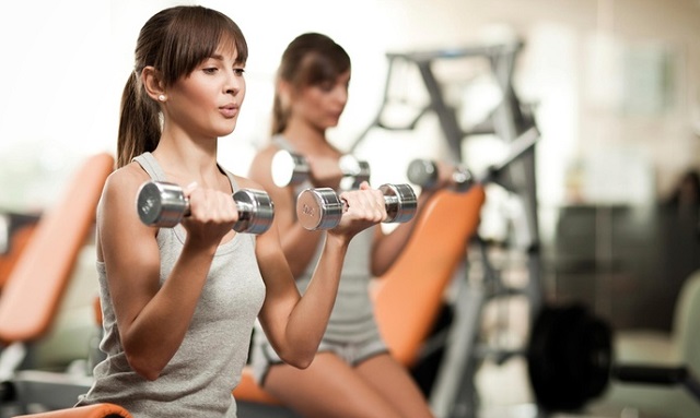 Bài tập tay hiệu quả cho nữ tại phòng gym sau 1 tuần