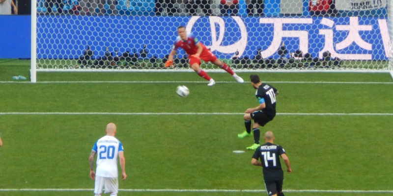 Đá phạt đền là gì? Luật của FIFA áp dụng cho các quả phạt đền 11 mét.